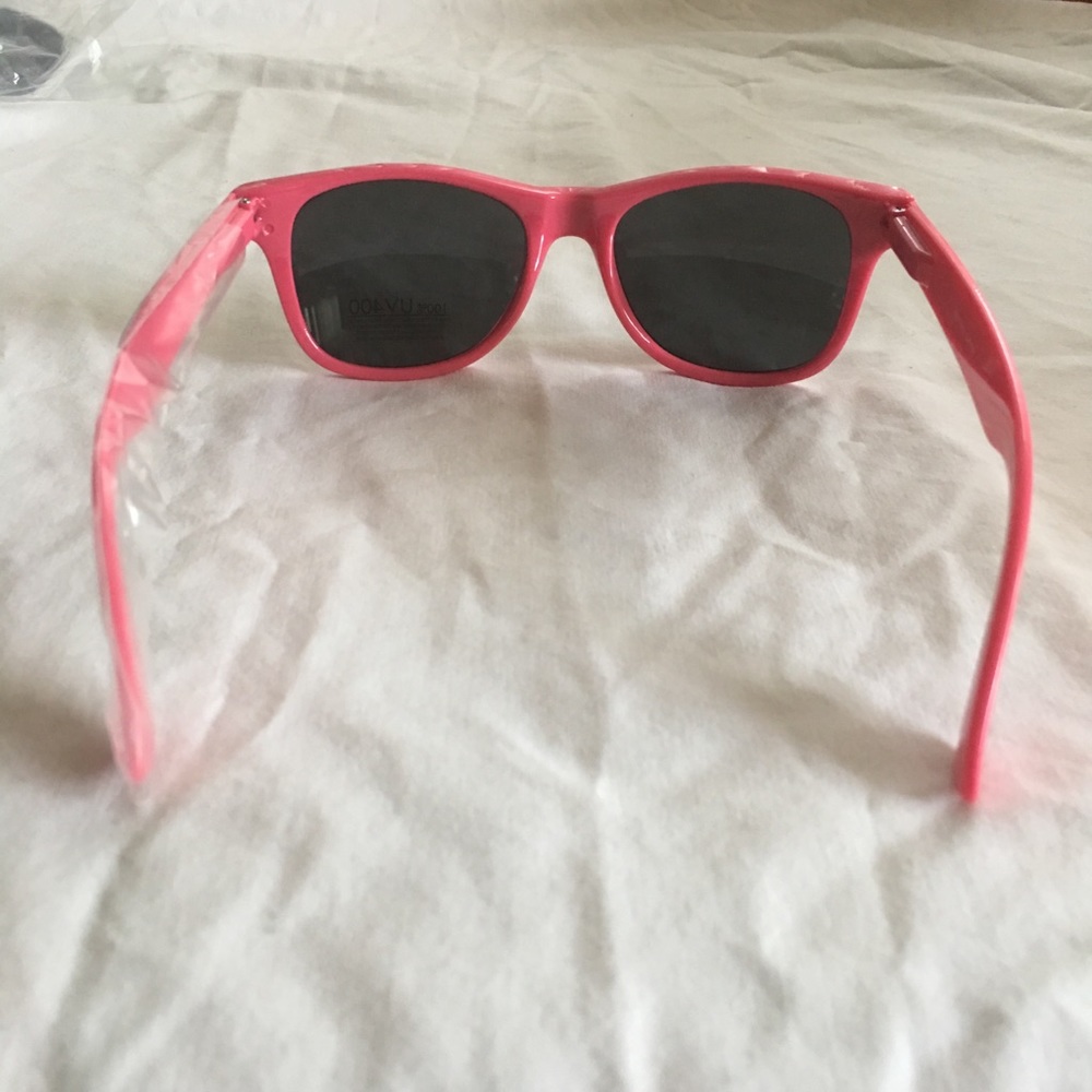 Pink Classic Sunglasses - Picture 3 of 3